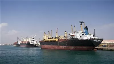 تداول 427 شاحنة بضائع و60 سيارة بموانئ البحر الأحمر