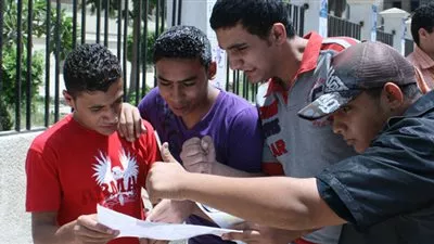 طلاب الدور الثاثي للثانوية يؤدون امتحاني الكيمياء وعلم النفس