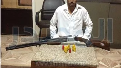  ضبط شخص بحوزته بندقية خرطوش بمطروح
