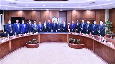 الملا يلتقي مجلس نقابة العاملين بالبترول لتطوير أداء الشركات