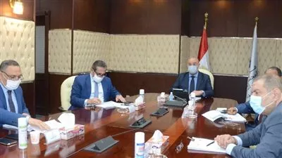 وزير الإسكان يبحث سبل تعظيم الاستفادة من أراضى الدولة