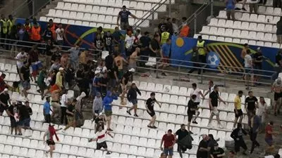 فيديو: اشتباكات عنيفة بين جماهير انجلترا وسلوفاكيا باليورو