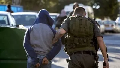 الاحتلال الإسرائيلي يعتقل 17 فلسطينيا من الضفة بينهم أسيرة محررة