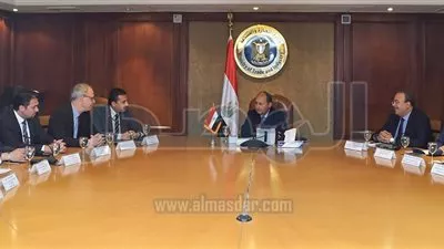وزير التجارة يبحث مع وفد «سيمنس» تنفيذ اتفاق تطوير الصناعة 