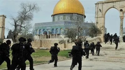 مستوطنون يهود يقتحمون الأقصى وسط حراسة الشرطة الإسرائيلية