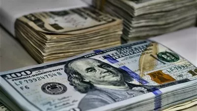 إعصار هارفي يطيح بالدولار عالميًا