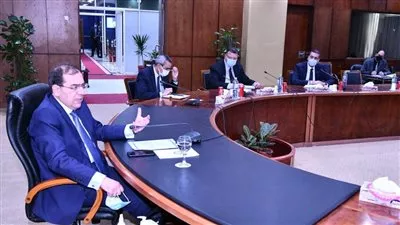 الملا يبحث مع «إيمرسون» العالمية تطبيق منظومة التحول الرقمي بمشروعات البترول