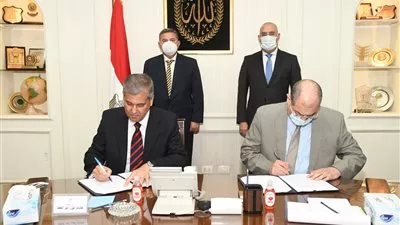 «المجتمعات العمرانية» توقع عقد شراء أرض «القابضة للتشييد» بمثلث ماسبيرو