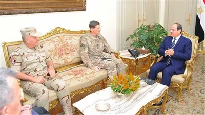 السيسي يستقبل قائد القيادة المركزية الأمريكية لبحث آليات مواجهة الإرهاب