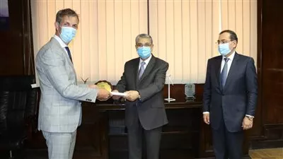 شاكر والملا يتسلمان دراسة جدوى مشروع إنتاج الهيدروجين الأخضر