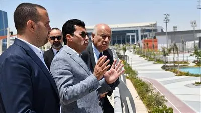 وزير الشباب ونظيره الفلسطيني يشهدان بطولة الجمهورية للسباحة