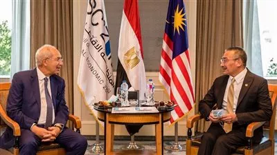 وزير الخارجية الماليزي يلتقي رئيس «اقتصادية قناة السويس» لبحث فرص الاستثمار