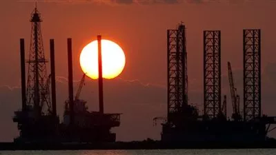 أسعار النفط تنخفض بفعل زيادة مخزونات الخام الأمريكية