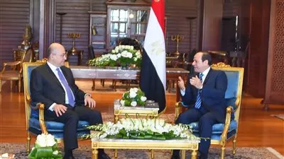 السيسي يستقبل الرئيس العراقي على هامش القمة العربية الأوروبية