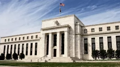 «الفيدرالي» الأمريكي يرفع الفائدة على برنامج القروض الطارئة لوقف المراجحة
