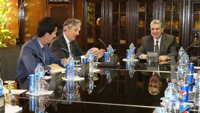 وزير الكهرباء يبحث مع السفير البريطاني الاستثمار في «الطاقة المتجددة» 
