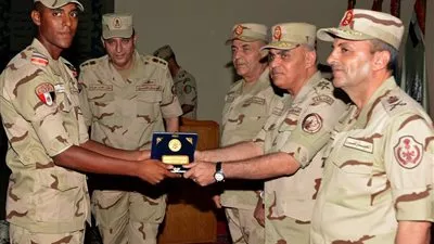 القائد العام يلتقى رجال الدفاع الجوى وطلاب الكليات العسكرية ويشاركهم الإفطار