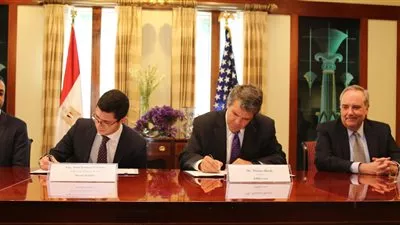 مدير وكالة التجارة الأمريكية يوقع منحة لـ