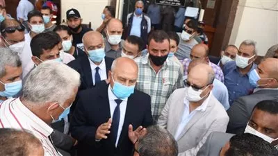 وزير النقل يتابع انضباط العمل في محطة مصر .. صور