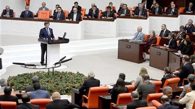 برلمانية تركية تطالب داود أوغلو بالرد على مزاعم شراء نفط 