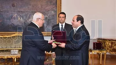 صور: السيسي يمنح عدلي منصور و4 مستشارين وسام الجمهورية من الطبقة الأولى 