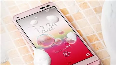 شركة يابانية تطرح هاتفًا يمكن غسله بالصابون