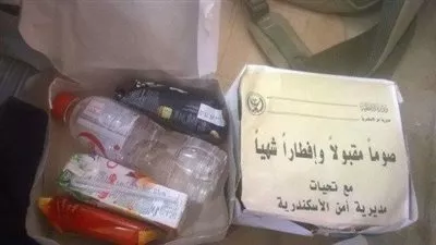 صور: أمن الإسكندرية يوزع وجبات إفطار على جماهير الأهلي قبل لقاء أسيك