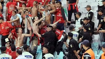 كر وفر بين الأمن والجماهير قبل إنطلاق مبارة 