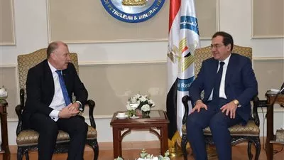 وزير البترول يبحث مع السفير الأسترالي التعاون في مجال التعدين