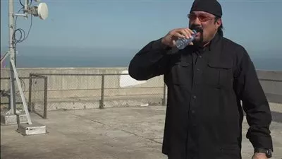 صور: رامز جلال يكشف مقاس حذاء ستيفن سيجال.. مفاجأة