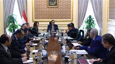 رئيس الوزراء يبحث مستحقات الضرائب والتأمينات على الصحف القومية