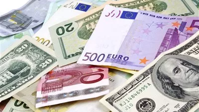 الدولار يرتفع لأعلى مستوى في أسبوعين.. واليورو يهبط