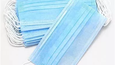 الحكومة تنفي وقف صرف الكمامات ضمن المقررات التموينية