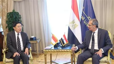 وزير الاتصالات يبحث مع سفير سنغافورة تعزيز التعاون بين البلدين