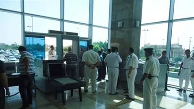 إحباط محاولة تهريب عدسات محظورة بـ130 ألف جنيه