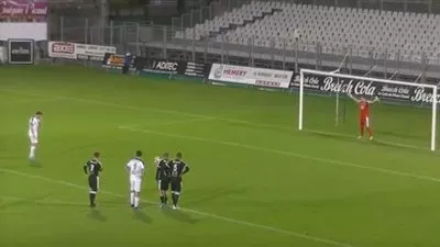 حارس فرنسي يتصدى لأغرب ركلة جزاء في تاريخ الكرة (فيديو)