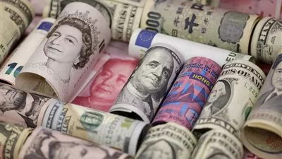 الدولار يتعافى مع عودة التوتر بشأن خروج بريطانيا من الاتحاد الأوروبى