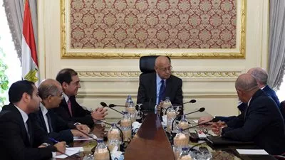 رئيس الوزراء يبحث مع 