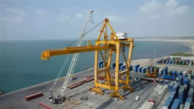 تداول 439 شاحنة بضائع و44 سيارة بموانئ البحر الأحمر