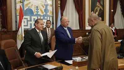 محافظ القاهرة ورئيس البنك الأهلي يسلمان 20 عقدا لتقنين أوضاع ورش شق الثعبان