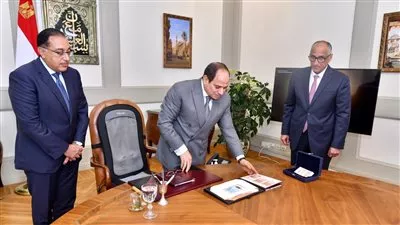 السيسي يطلع علي عينات البنكنوت الجديد الذي سيتم إصداره نوفمبر المقبل