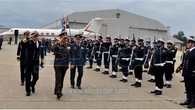 بالصور.. رئيس أركان القوات المسلحة يصل إلى اليونان