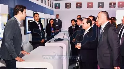 الرئيس السيسي يتفقد الجناح الاقتصادي بمنتدى الشباب في أسوان