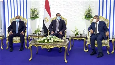 رئيس الوزراء يشهد مراسم رفع العلم على الكراكة «حسين طنطاوي»