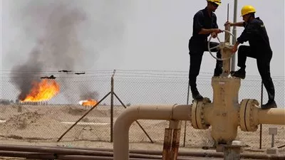 النفط يتمسك بمكاسبه مع ارتفاع المخاطر
