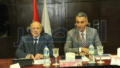 وزير الإنتاج الحربي يبحث مع 