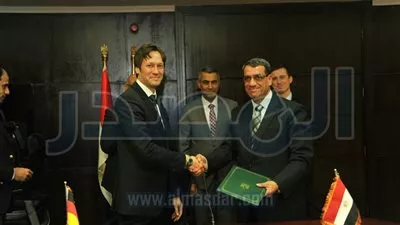 توقيع عقد بين 
