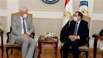 الملا يبحث تعزيز التعاون مع الشركات الهولندية في البحث عن البترول والغاز