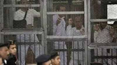 ضيق قفص الاتهام يتسبب في تأجيل محاكمة 739 متهما في 
