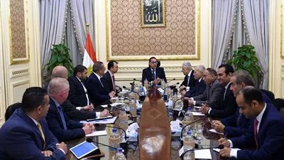 رئيس الوزراء يبحث مع «نت دراجون» الصينية إنشاء الفصول المتنقلة
